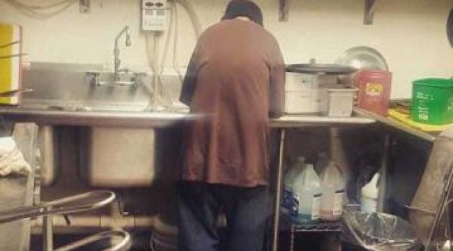 Kafeterya Sahibi Evsiz Adama İş Verdi 2 Hafta Sonra Mutfakta Bakın Ne Buldu